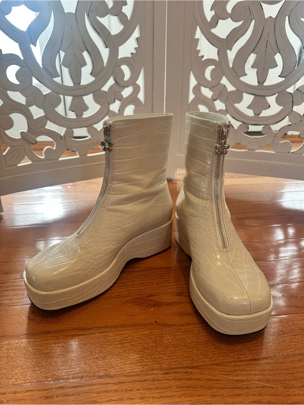 Lisa Says Gah White Platform Ankle Boots with Front Zip // 8.5